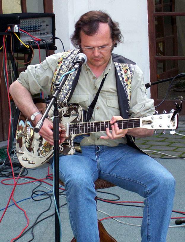 Michel jouant de la guitare